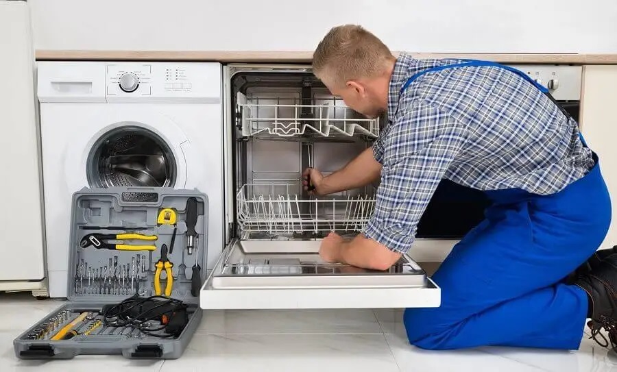 Şereflikoçhisar Electrolux servisi teknisyen ekibi beyaz eşya tamiri yaparken
